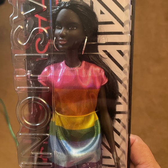 2017 Barbie African American Fashionistas #90  AA FJF50 with Rainbow Dress - Picture 2 of 4